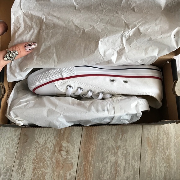 NWT Converse low tops white - Picture 8 of 8